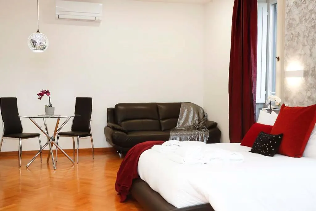 Black Enchanting Jacuzzi Suite Trastevere - Top Collection Rome Apartment